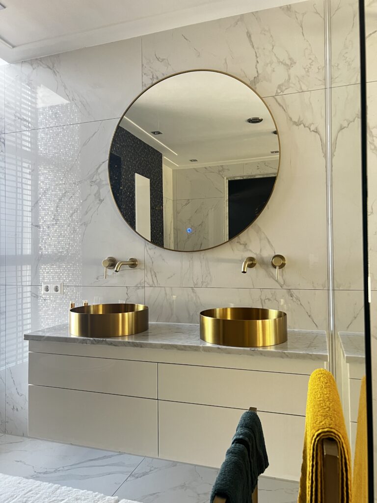 luxe badkamer met gouden accenten
